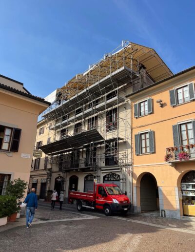 Noleggio - montaggio - progettazione ponteggi e copertura provvisoria - edificio residenziale - Monza