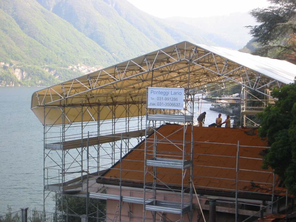 Noleggio - montaggio - progettazione ponteggio e copertura provvisoria - edificio residenziale - loc. Ossuccio - Tremezzina (Como)