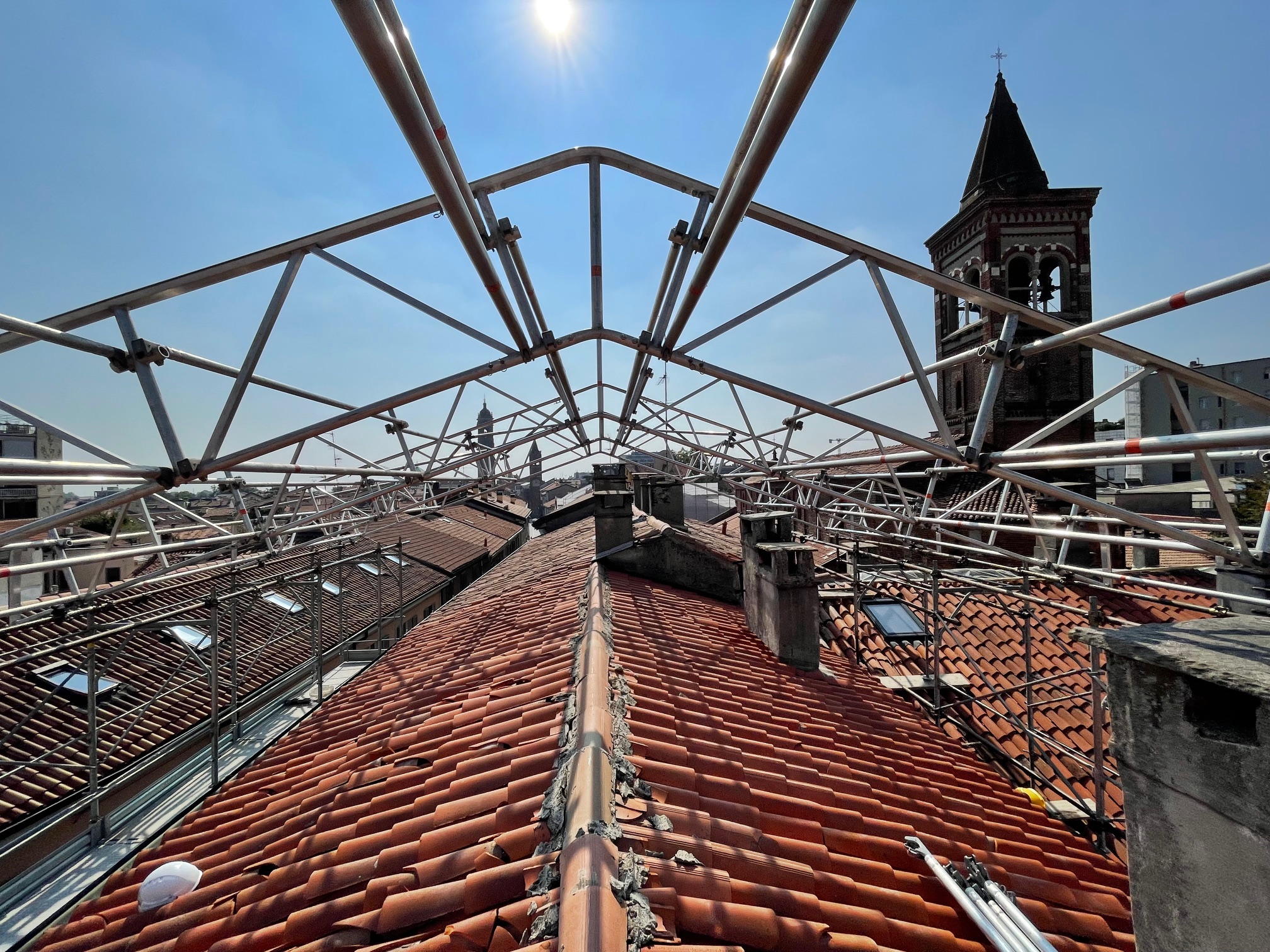 Noleggio - montaggio - progettazione ponteggio e copertura provvisoria - edificio residenziale - Monza by Ponteggi Lario