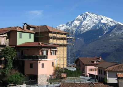 Noleggio ponteggi - edificio residenziale - loc. Grona - Grandola e Uniti (Como)